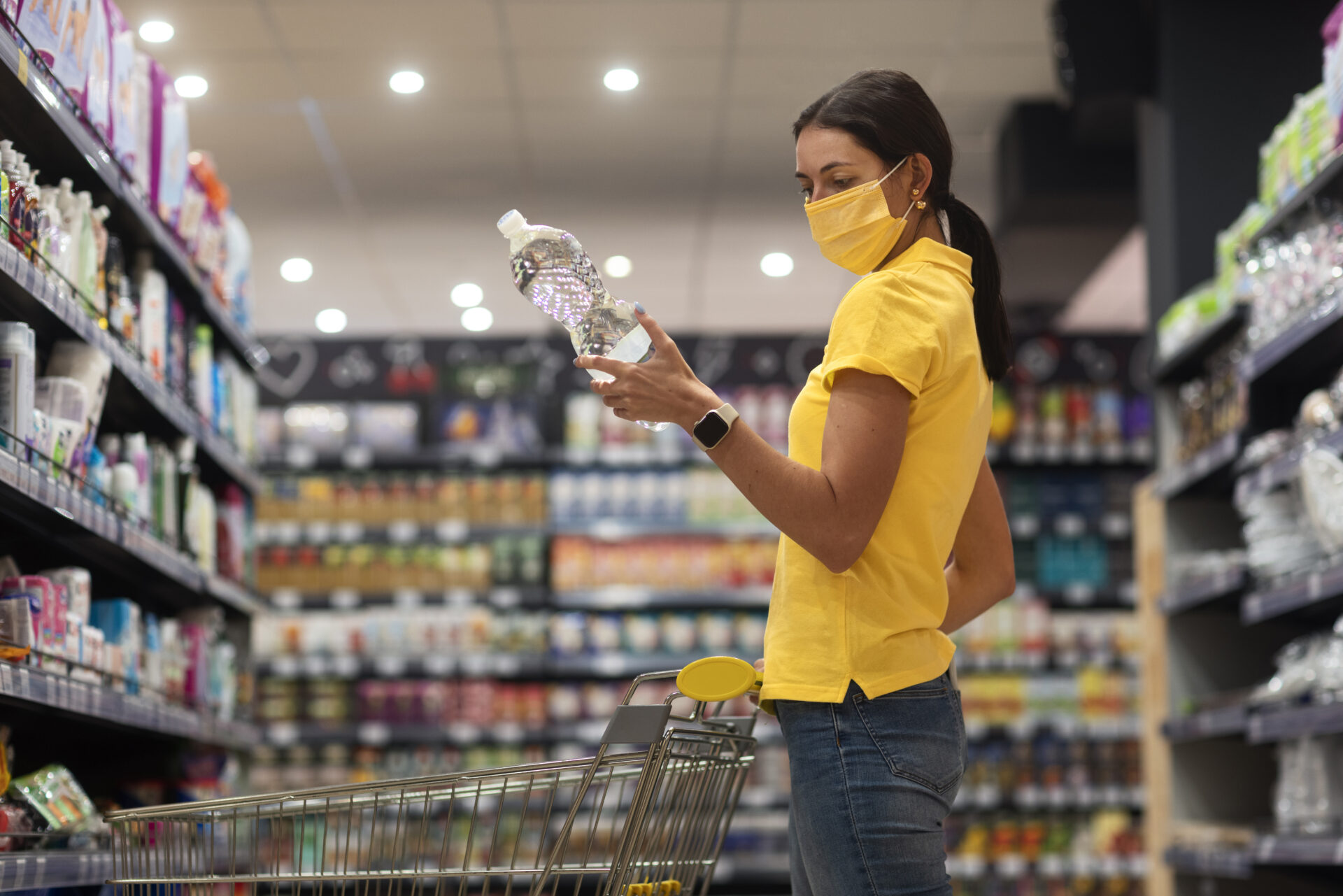 woman-shopping-with-mask-side-view